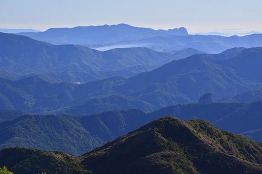 A Serra do Papagaio no horizonte e a Pedra do Picu no primeiro plano